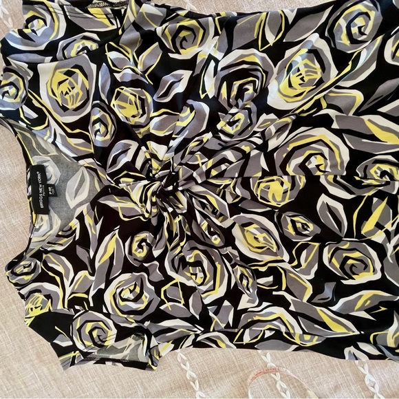 Briggs NY Floral Twist-Front Blouse - Black, Yellow, and Gray Size: PM NWOT - Picture 11 of 12